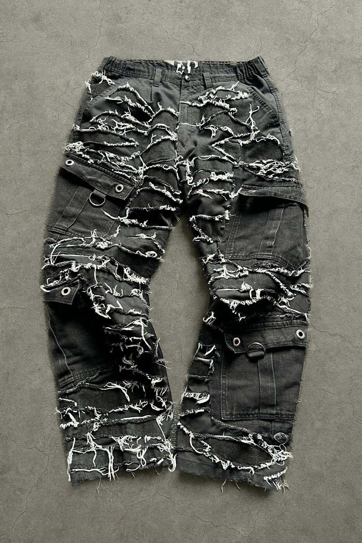 11DISTRESSED CARGO PANTS