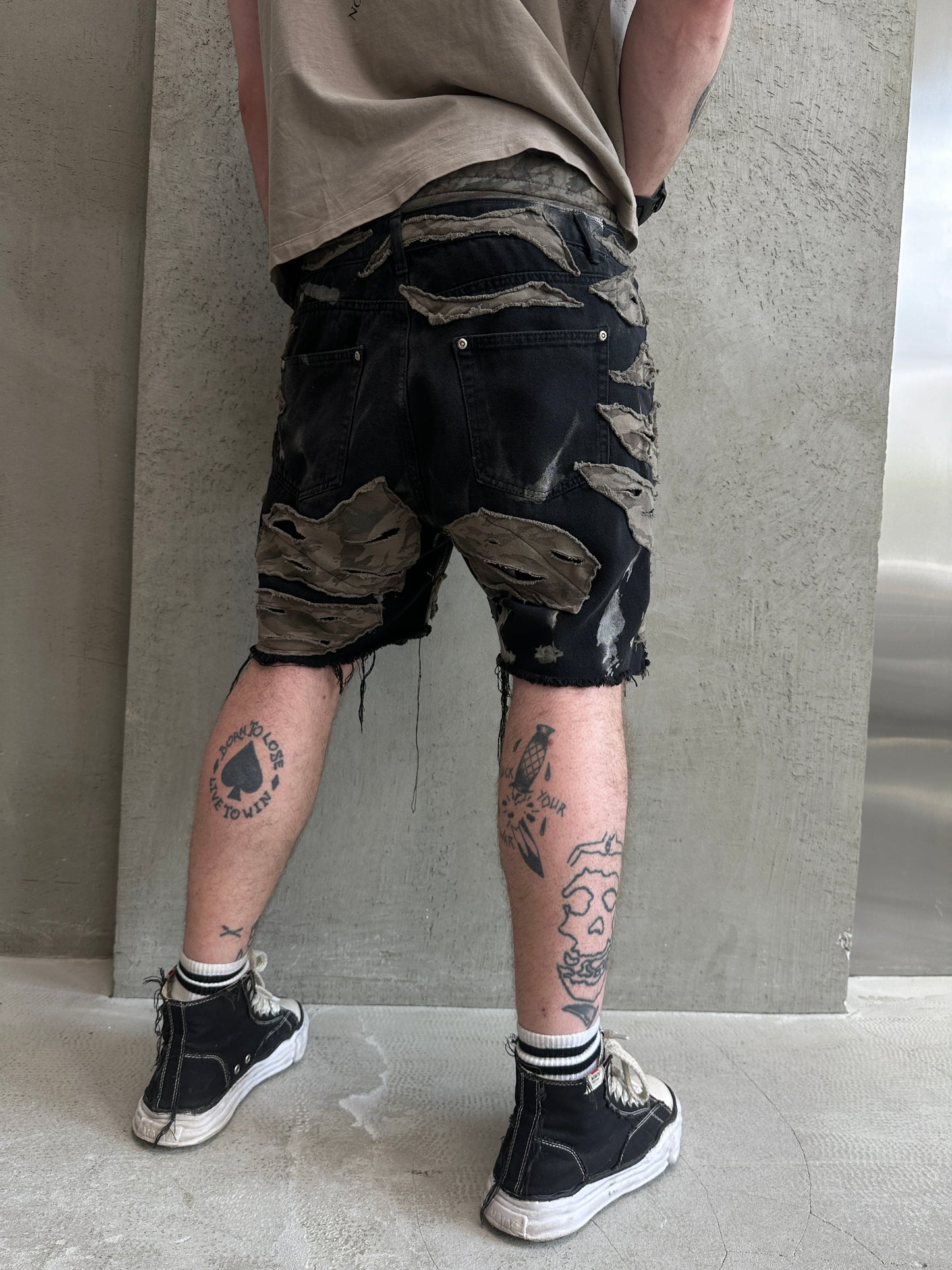 000/ ERODED LAYER SHORTS