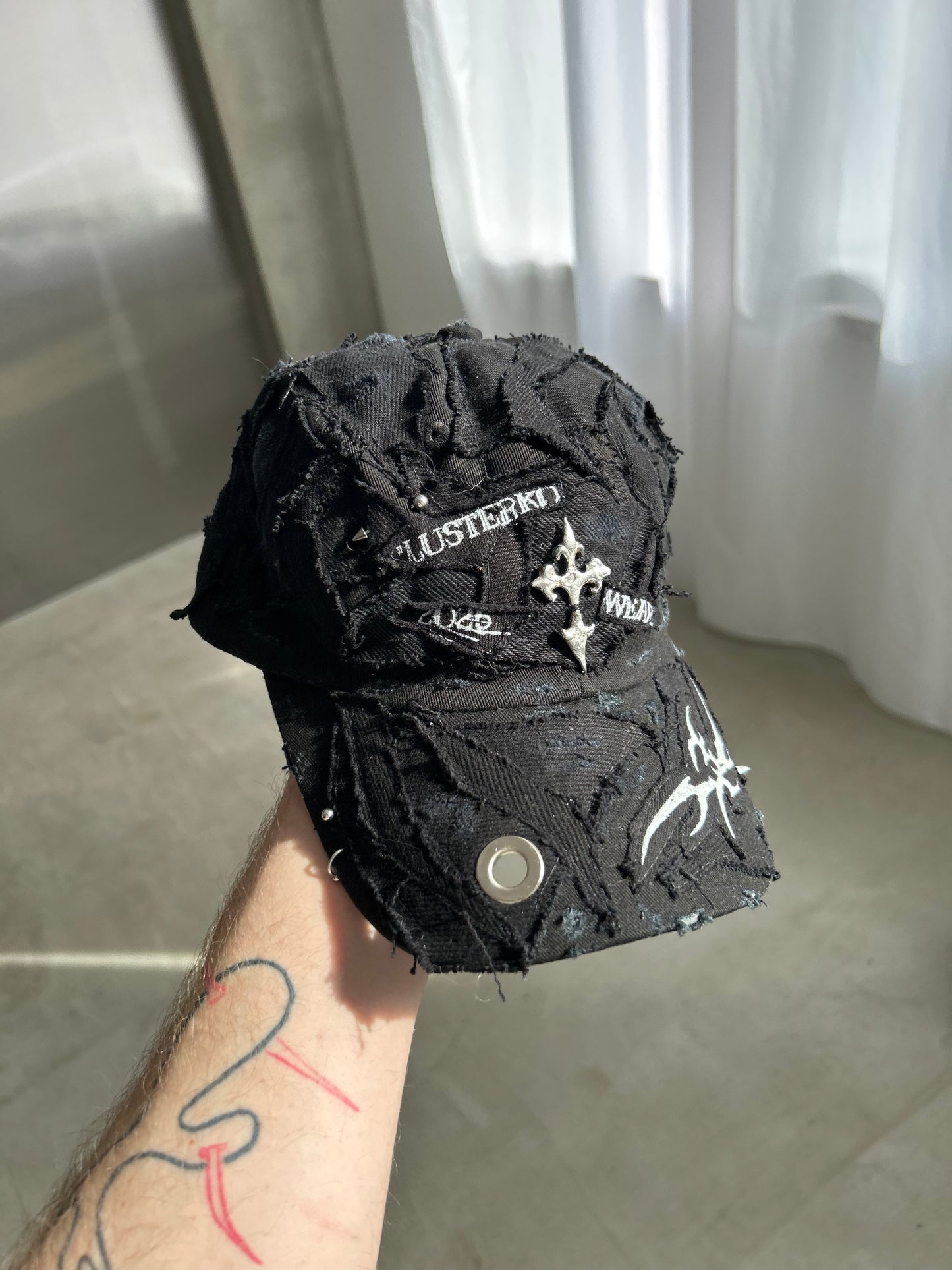 DISTRESSED BLACK CAP