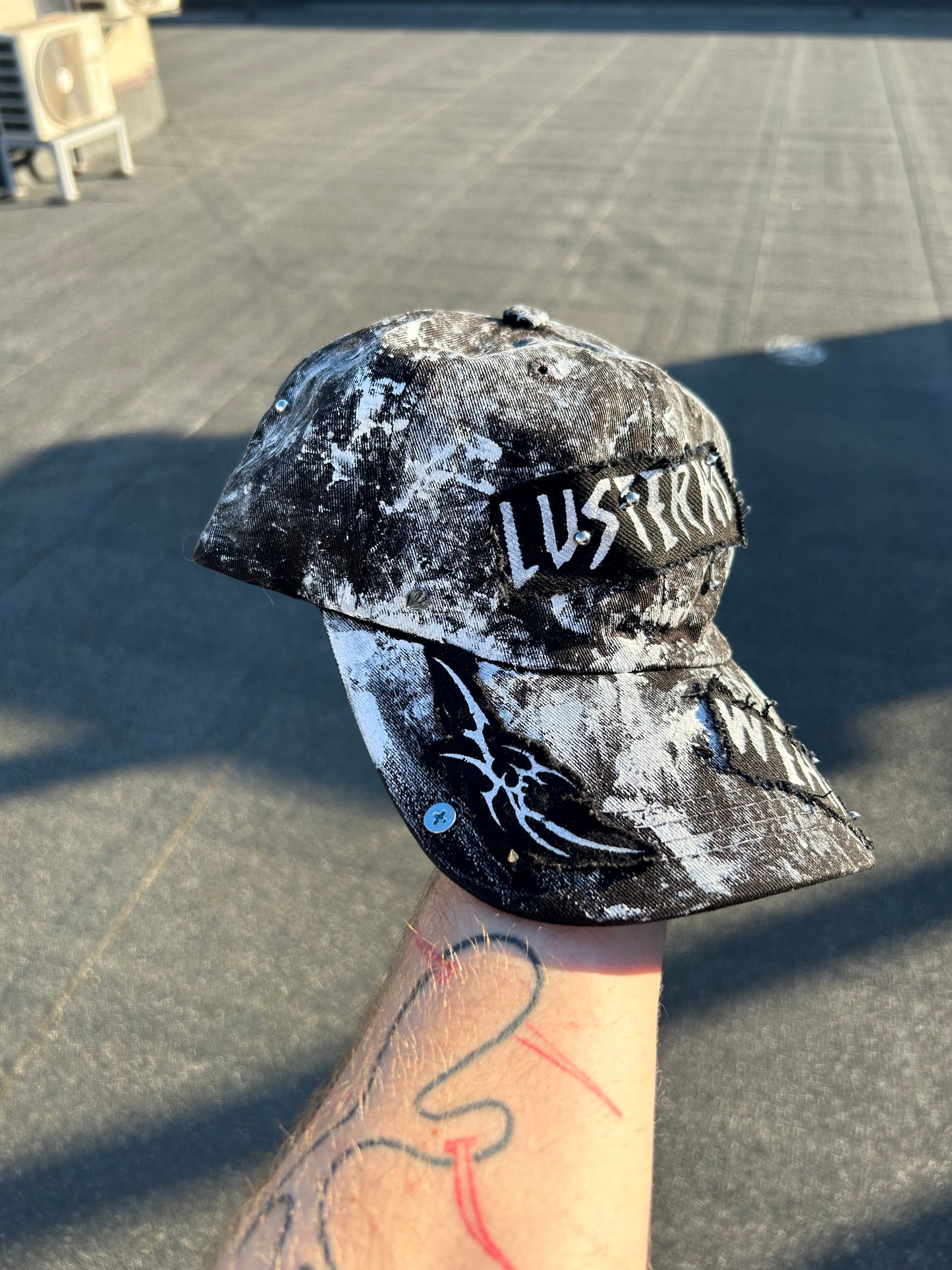 11PAINTED CAP
