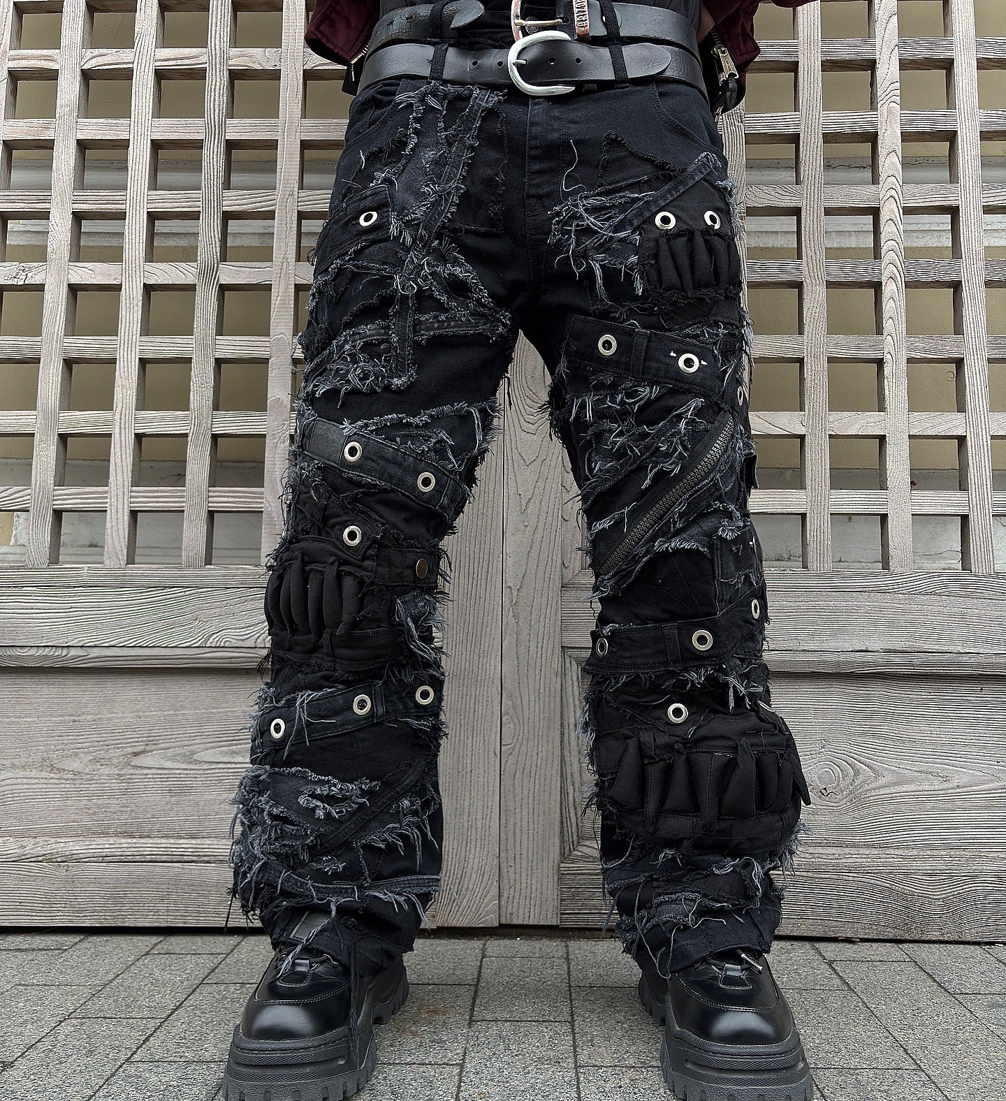 10DISTRESSED JAWS PANTS