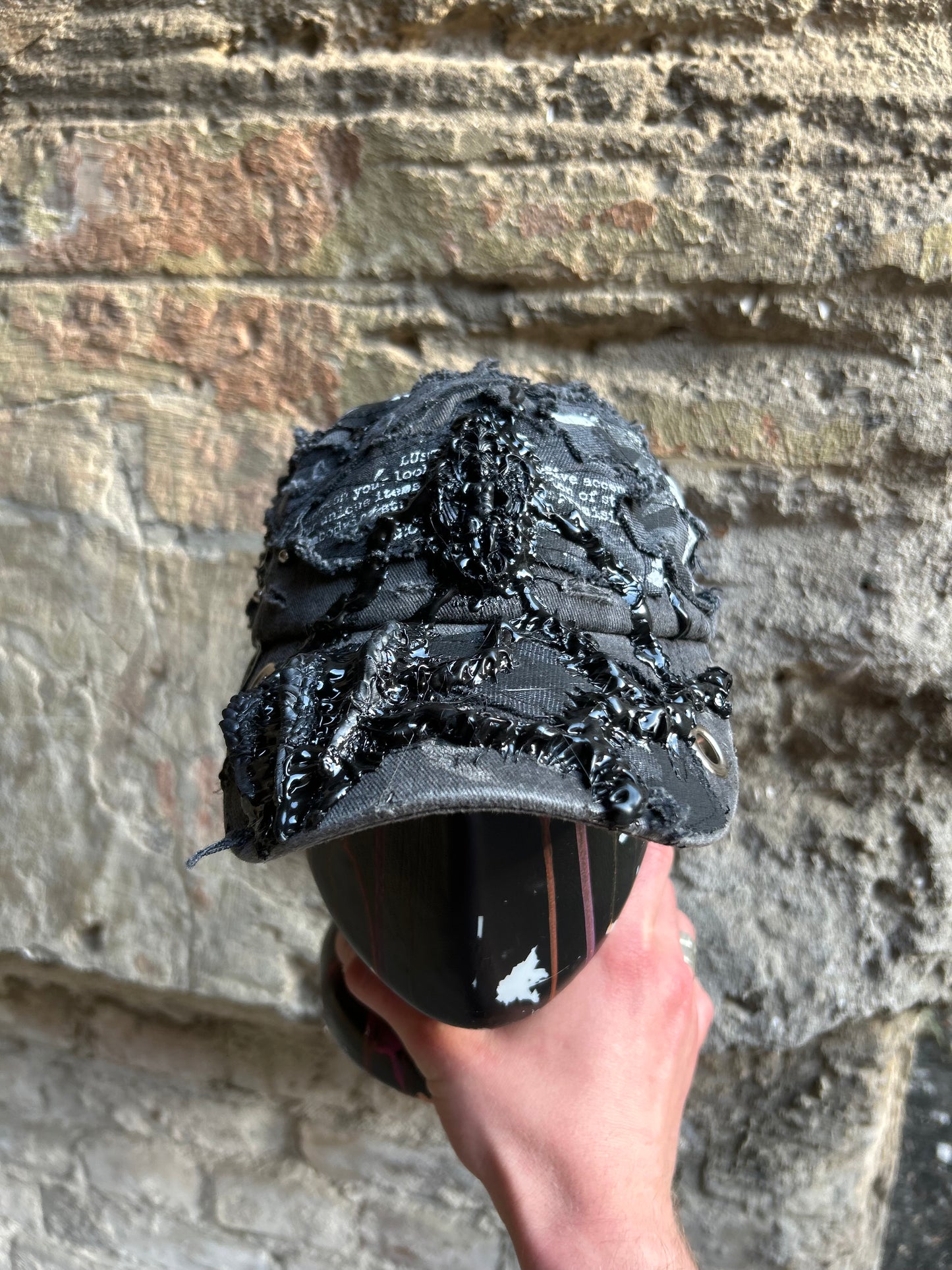 00/ DISTRESSED SCULPTURE WASHED CAP