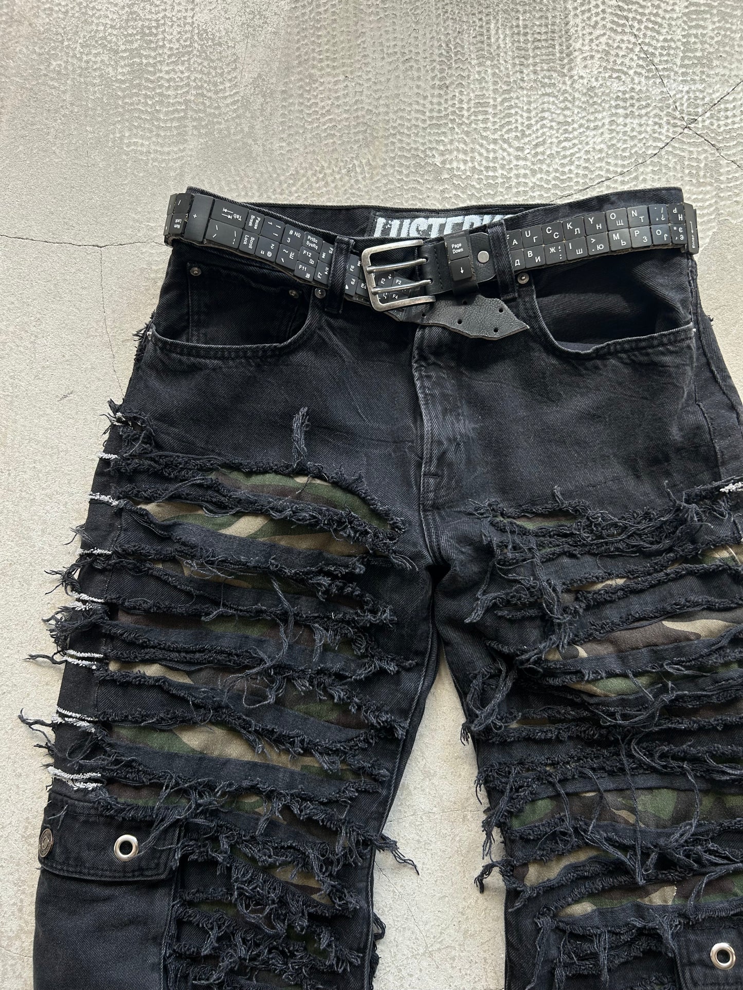 001/ WAR DISTRESSED CARGO PANTS