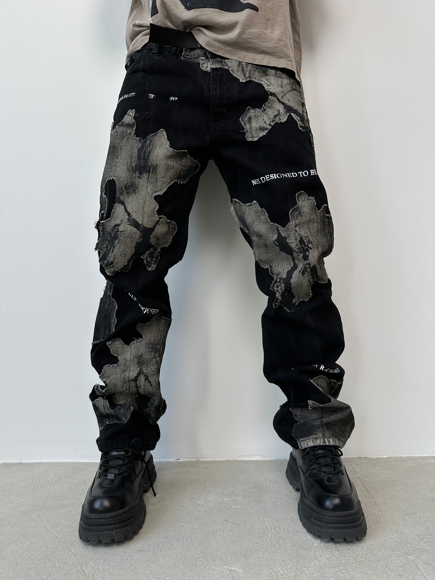000/ SUBHUMAN ARTIFACT TROUSERS
