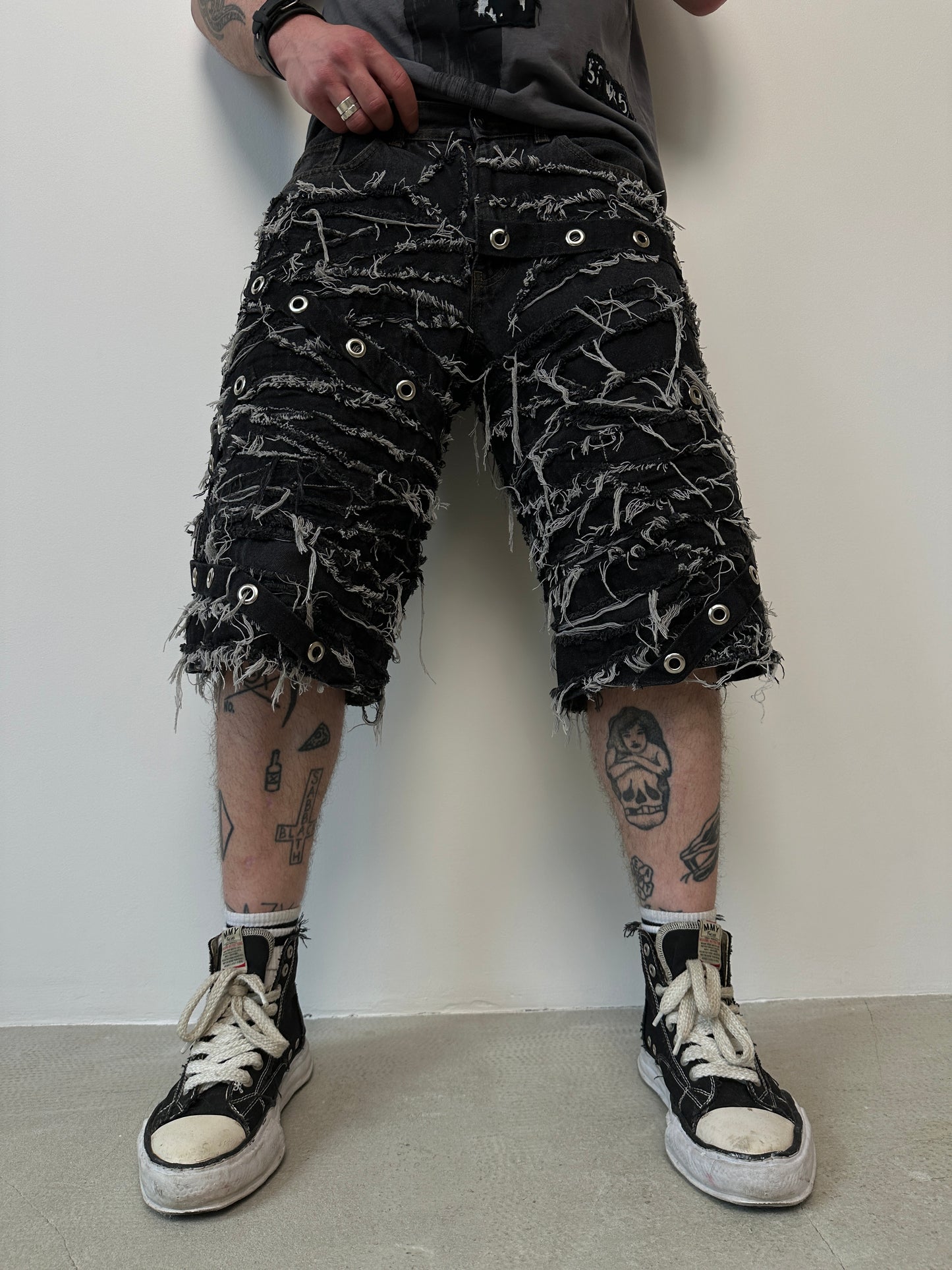 000/ ASH DISTORTED BONDAGE SHORTS
