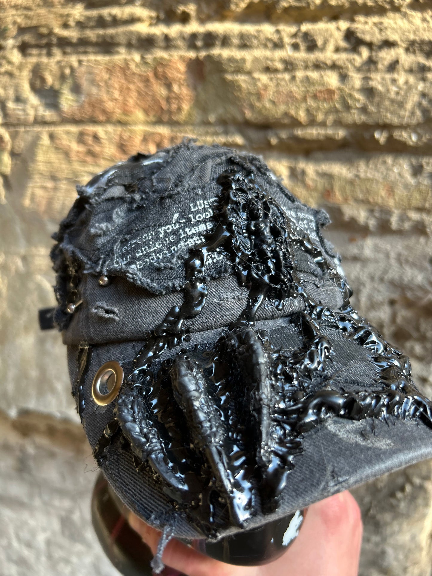 00/ DISTRESSED SCULPTURE WASHED CAP