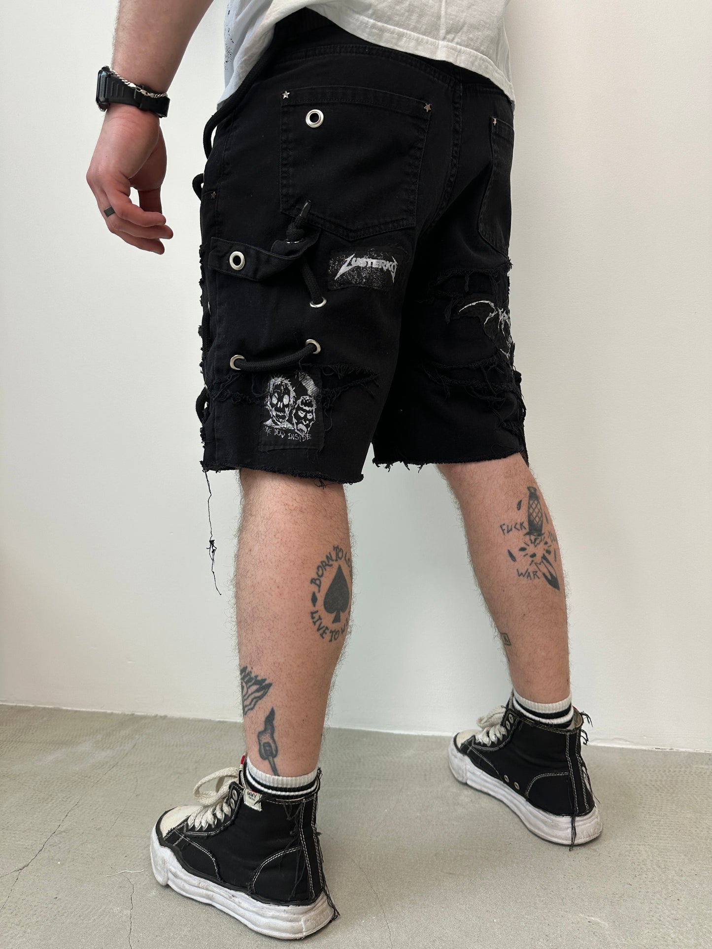 000/ GROMMET BOUND DECONSTRUCTED SHORTS