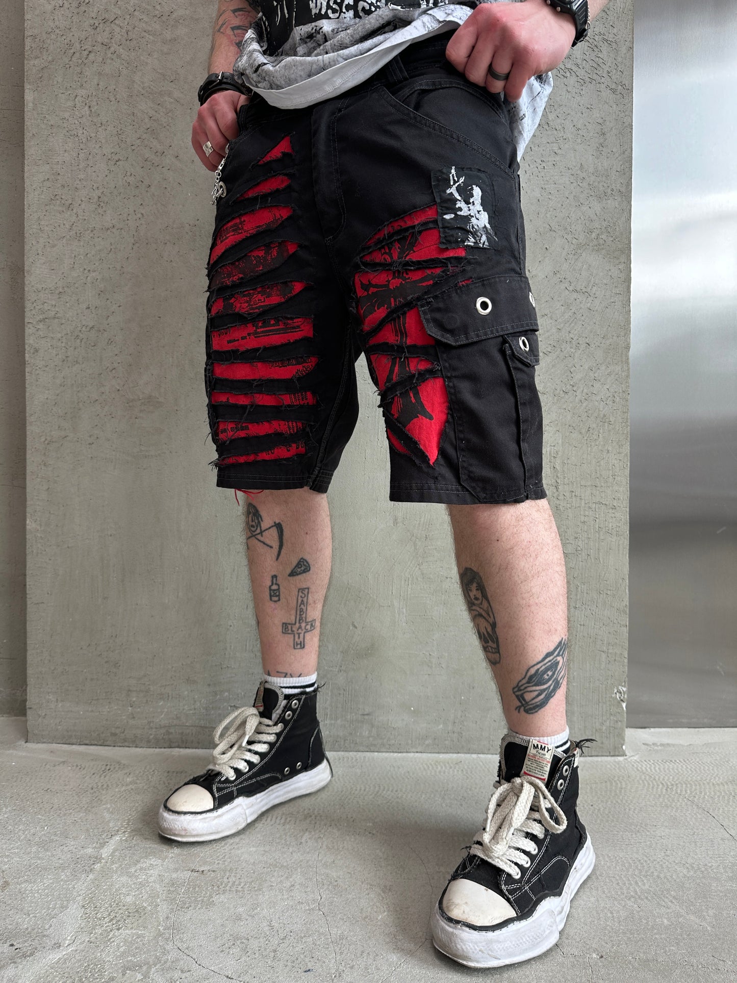 000/ BLEEDING SLASH RED CARGO SHORTS