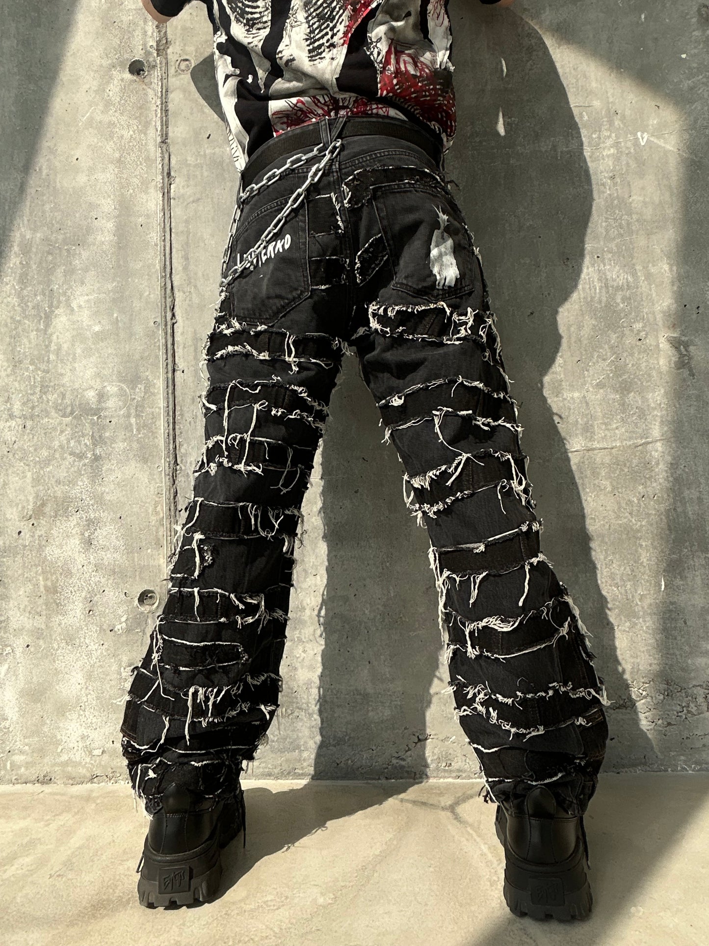 11DISTRESSED BAGGY PANTS