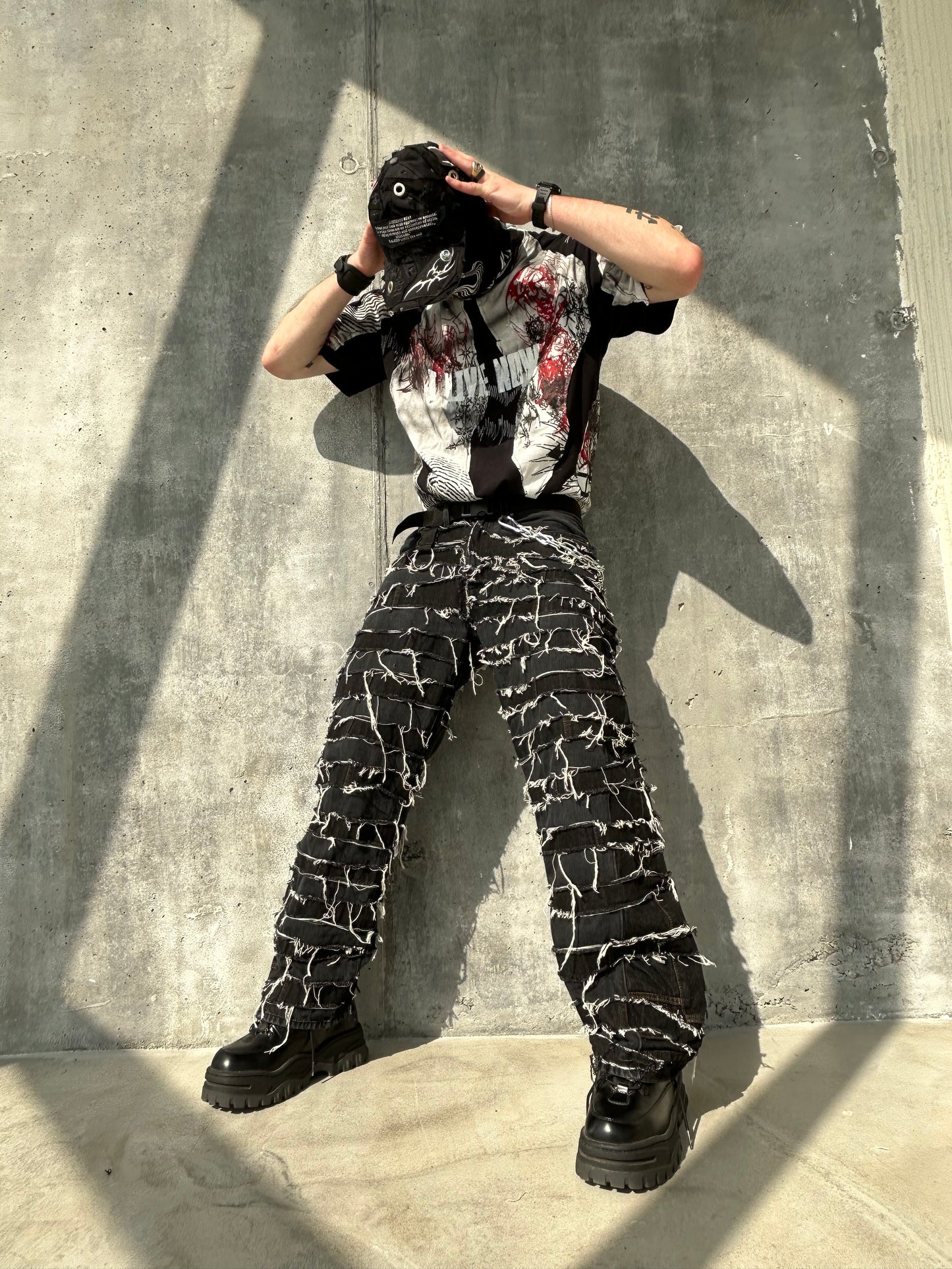 11DISTRESSED BAGGY PANTS