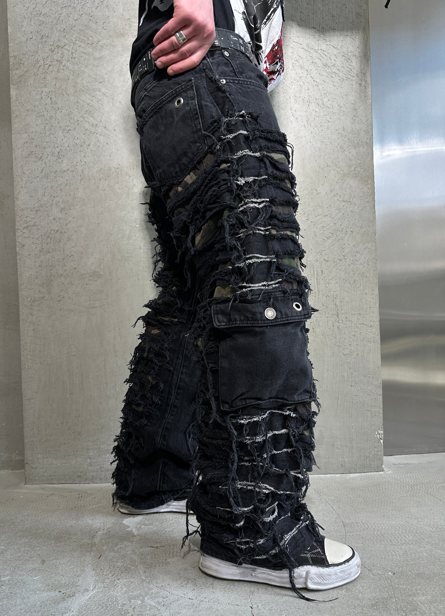 001/ WAR DISTRESSED CARGO PANTS
