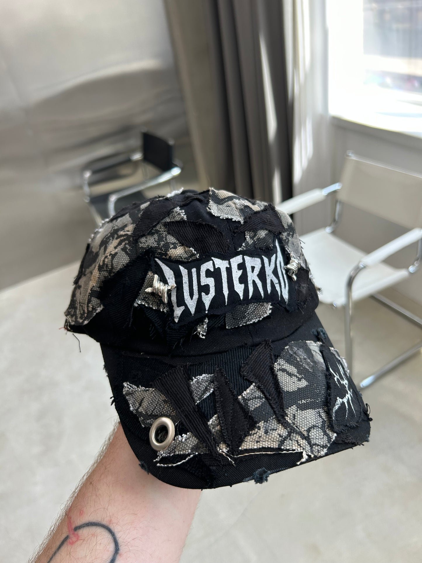000/ MONOCHROME DECAY DISTRESSED CAP