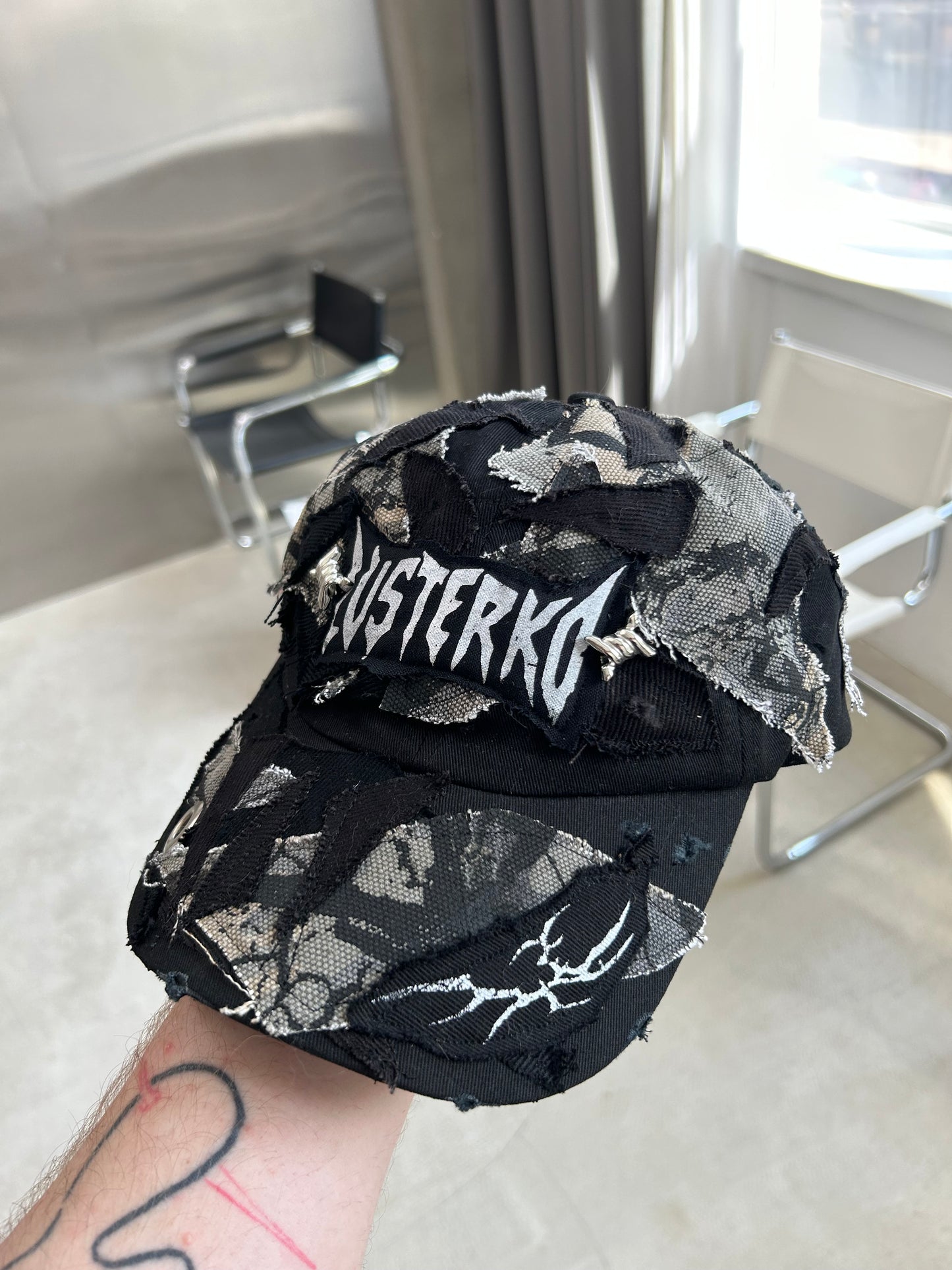000/ MONOCHROME DECAY DISTRESSED CAP