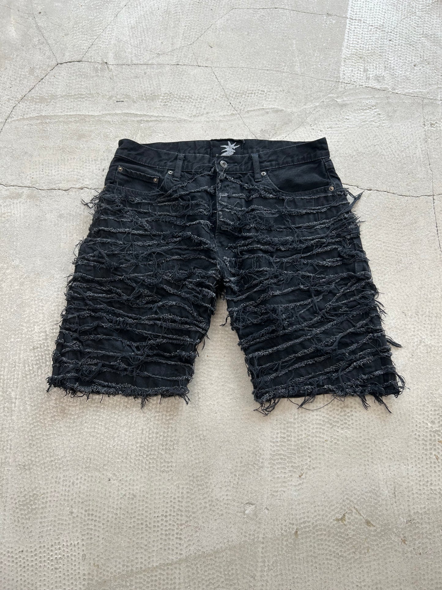 000/ FRAYED LINES DECONSTRUCTED SHORTS