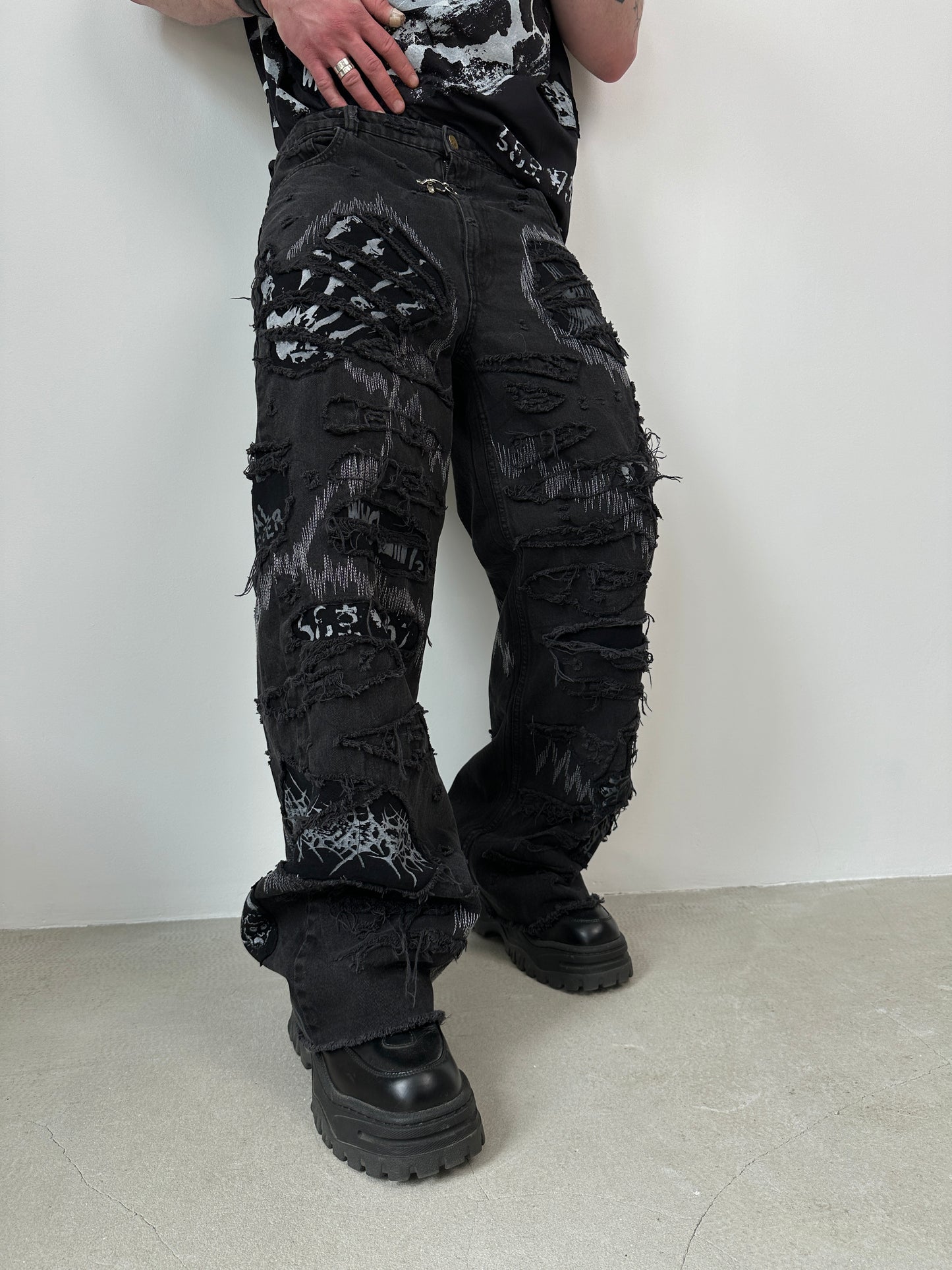 001/ DISTRESSED OBSCURA DENIM