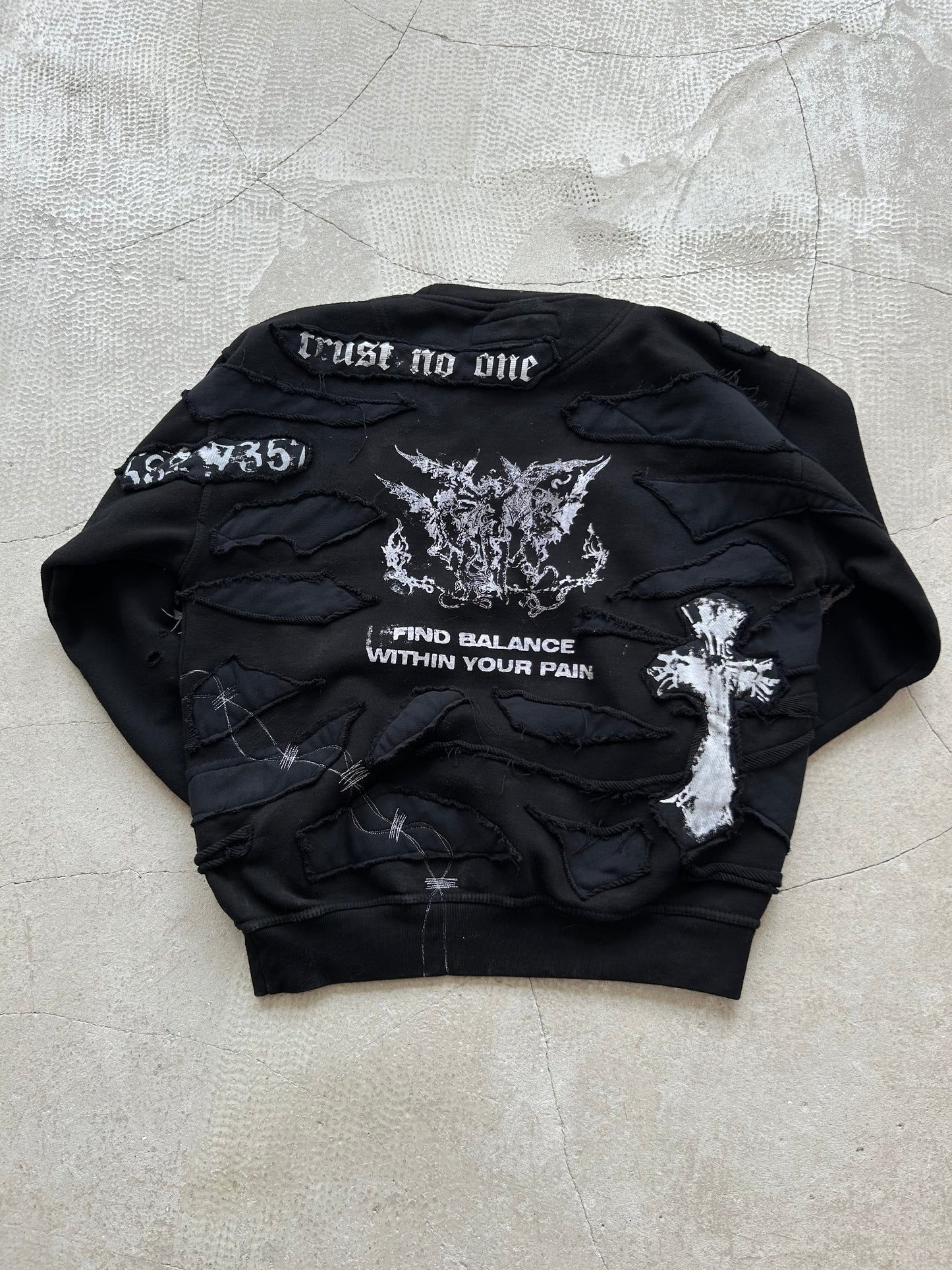 001/ FRAGMENTED CREWNECK