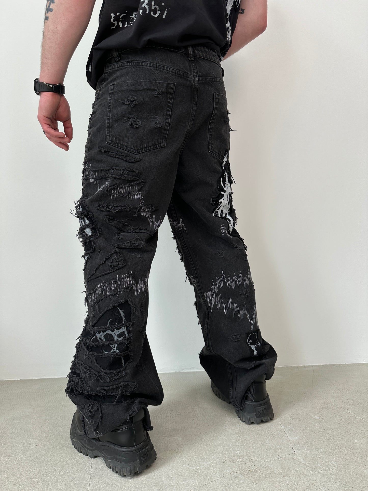001/ DISTRESSED OBSCURA DENIM