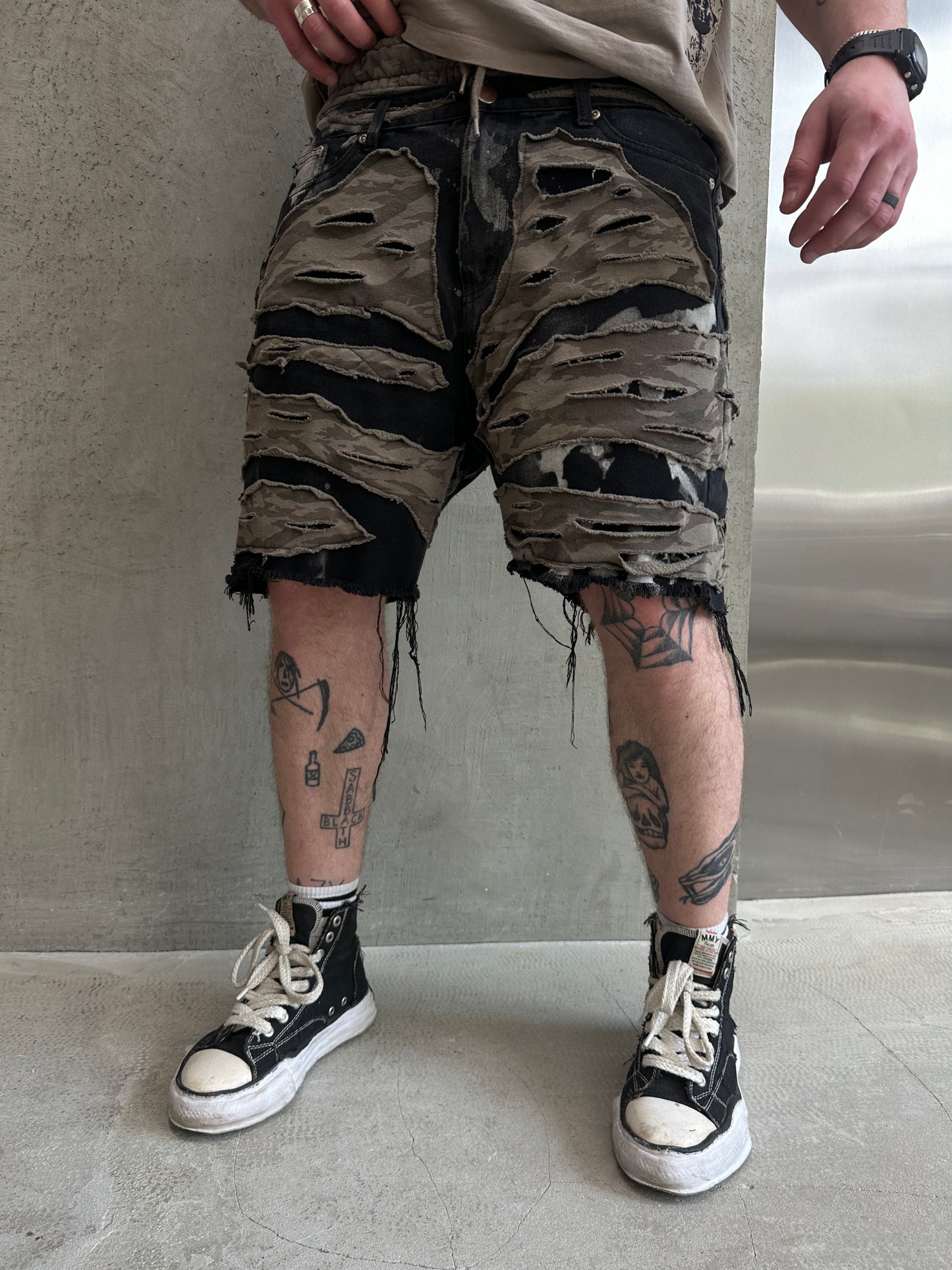 000/ ERODED LAYER SHORTS