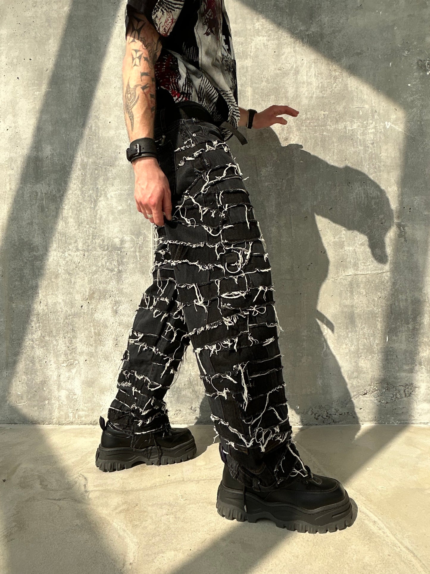 11DISTRESSED BAGGY PANTS