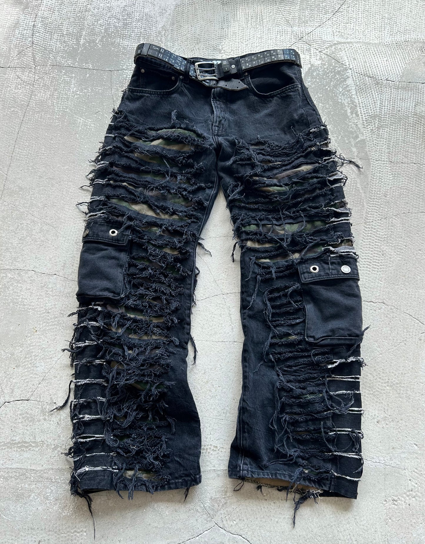 001/ WAR DISTRESSED CARGO PANTS