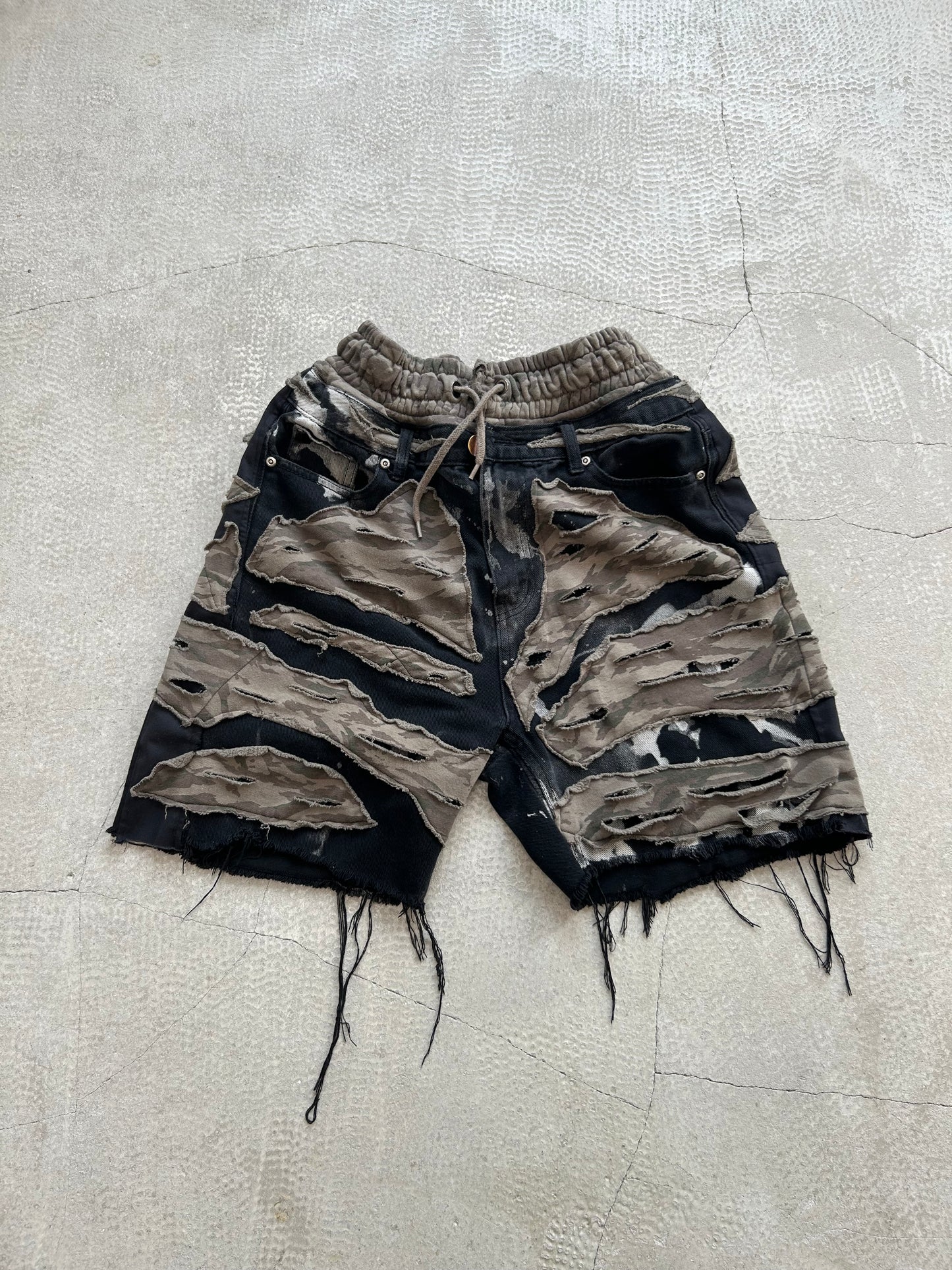 000/ ERODED LAYER SHORTS