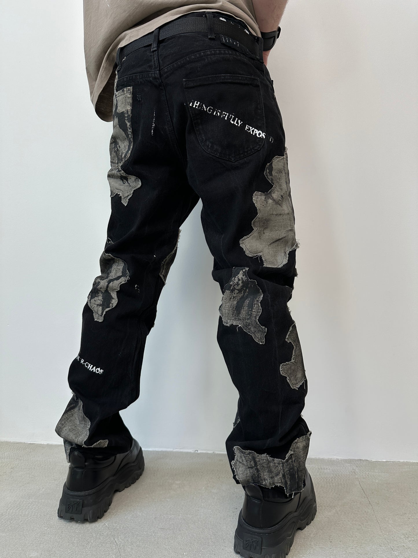 000/ SUBHUMAN ARTIFACT TROUSERS