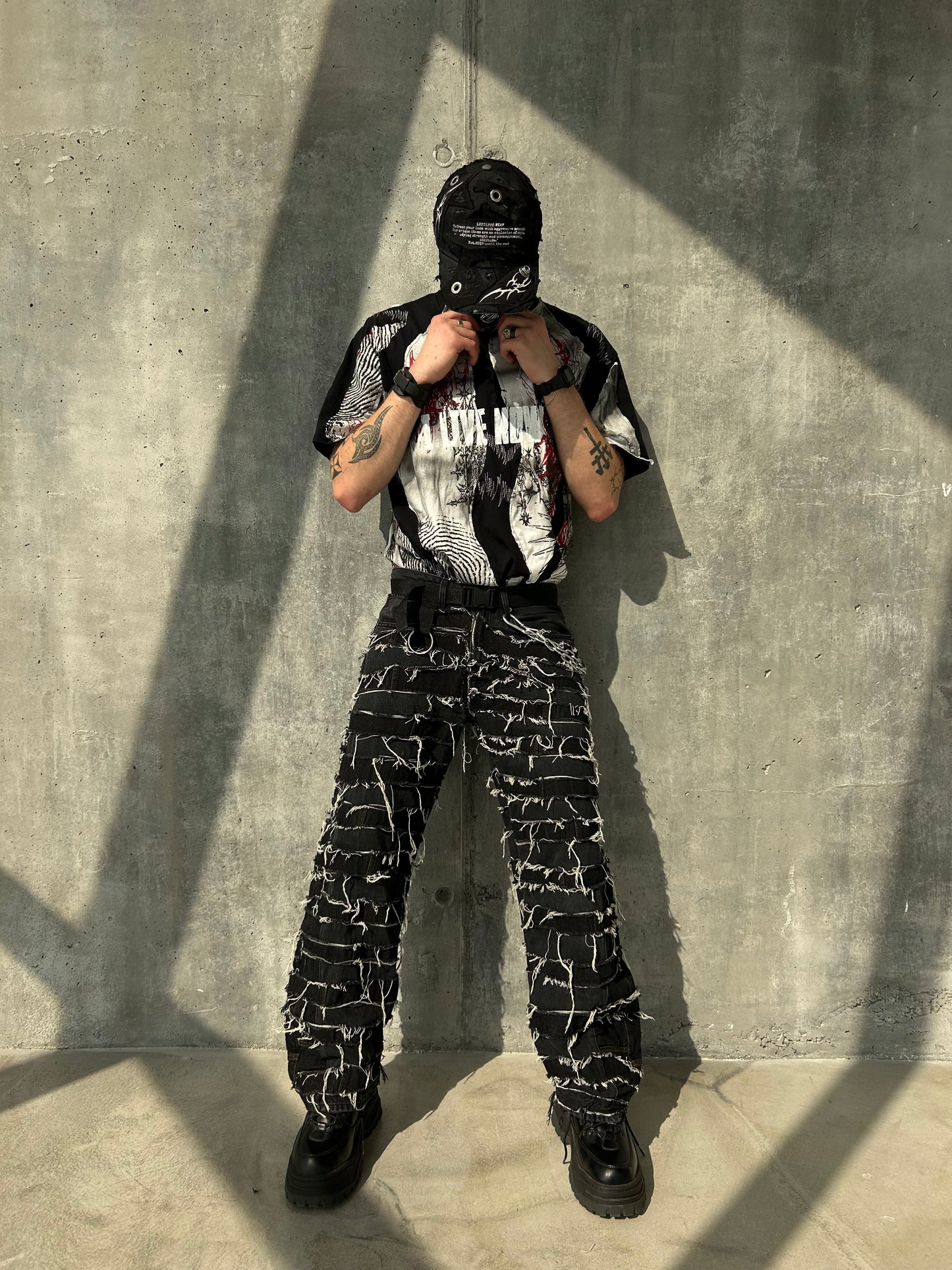 11DISTRESSED BAGGY PANTS