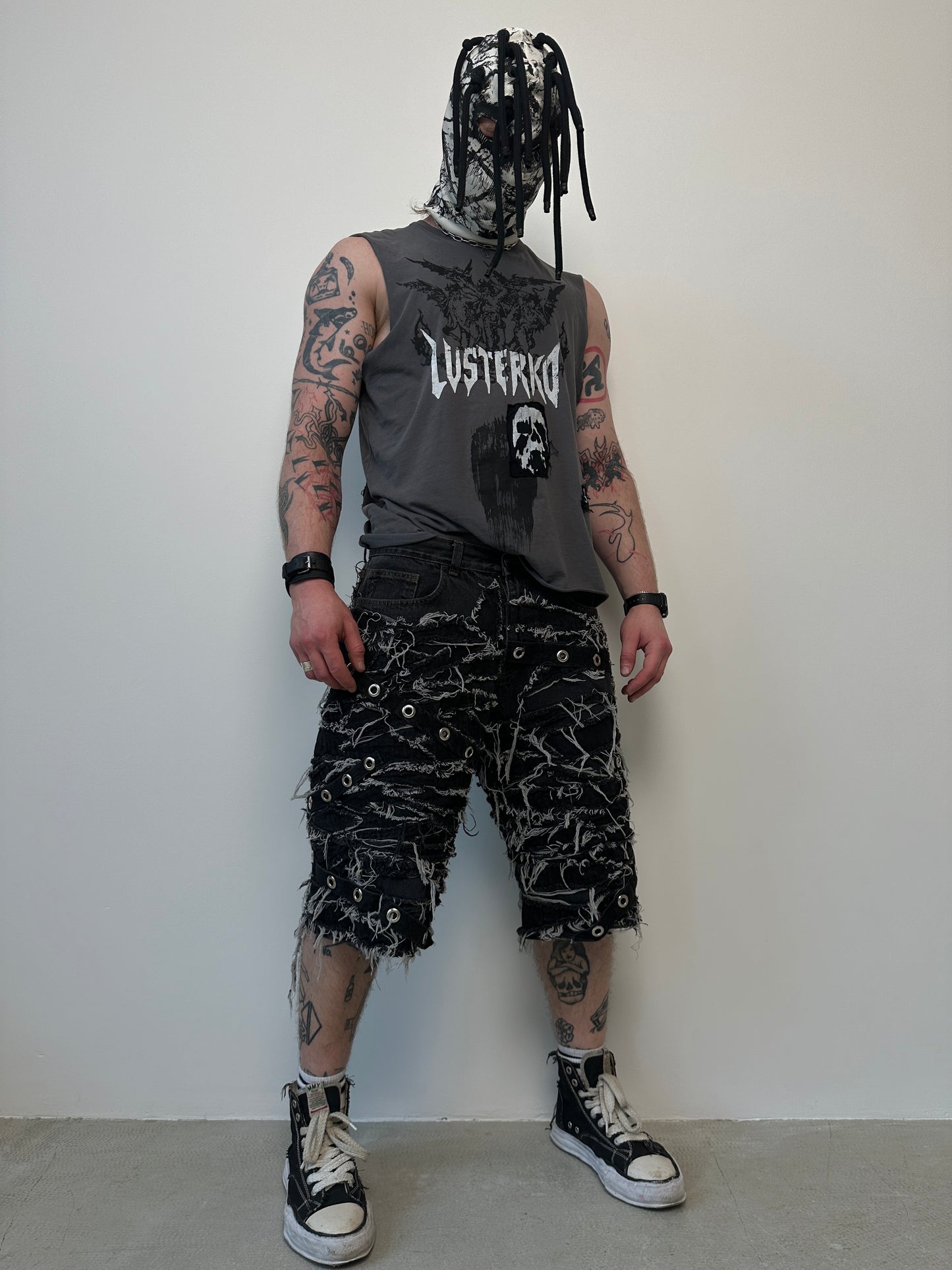 000/ ASH DISTORTED BONDAGE SHORTS