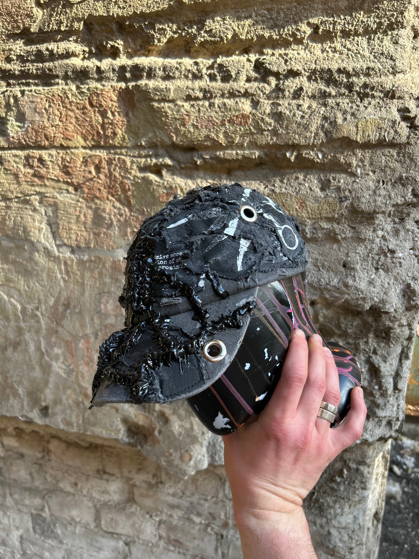00/ DISTRESSED SCULPTURE WASHED CAP