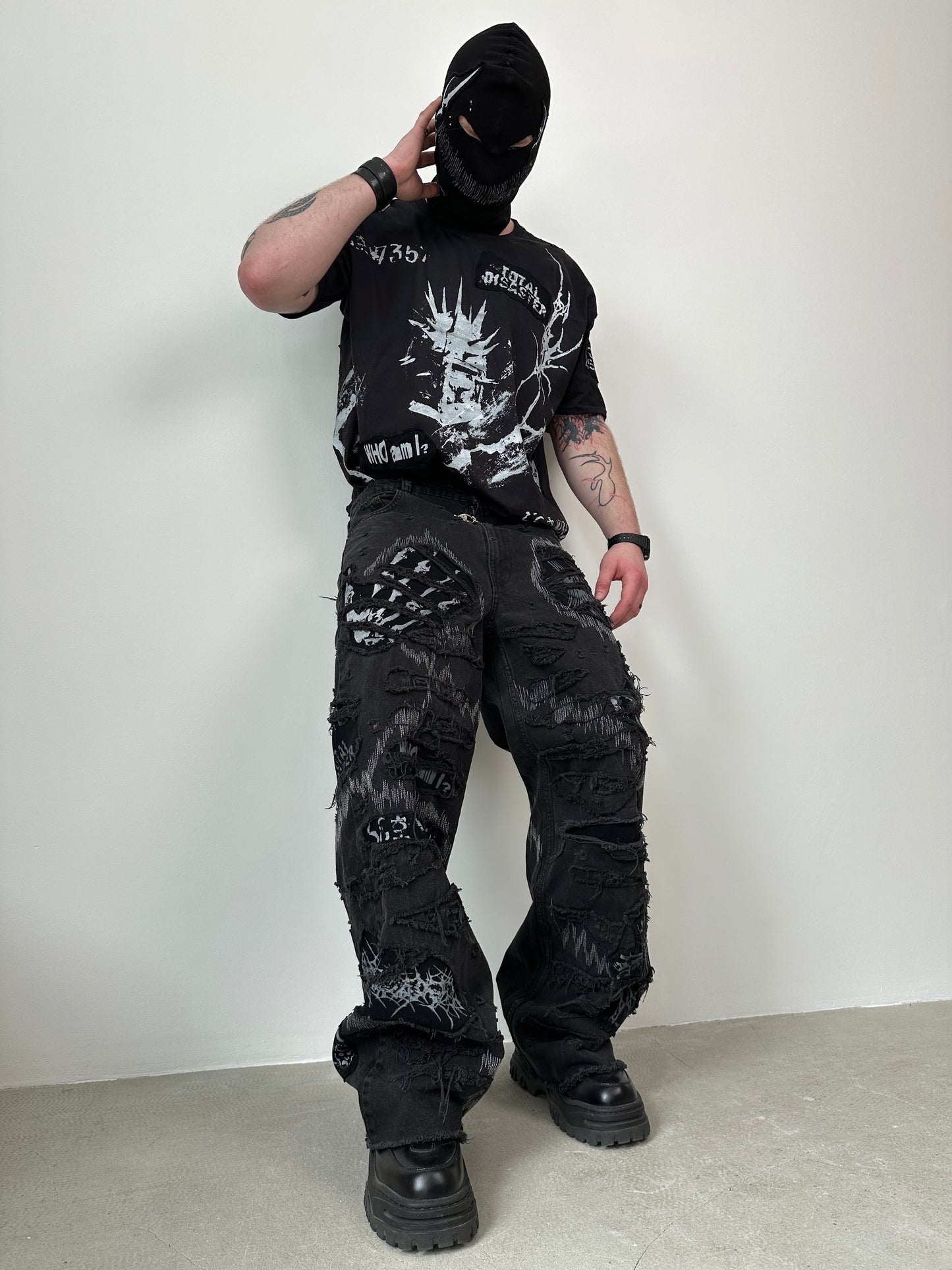 001/ DISTRESSED OBSCURA DENIM