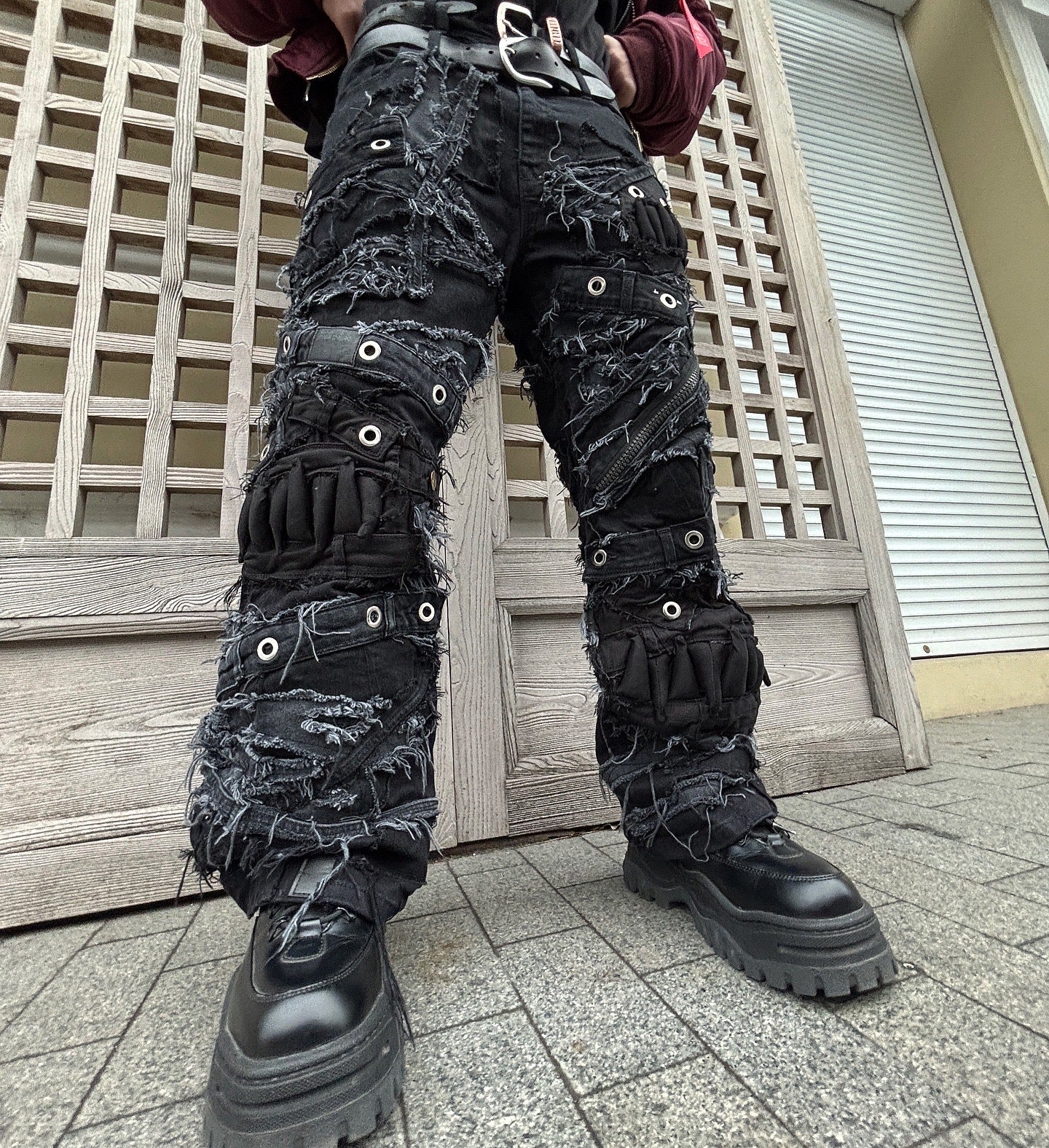 10DISTRESSED JAWS PANTS