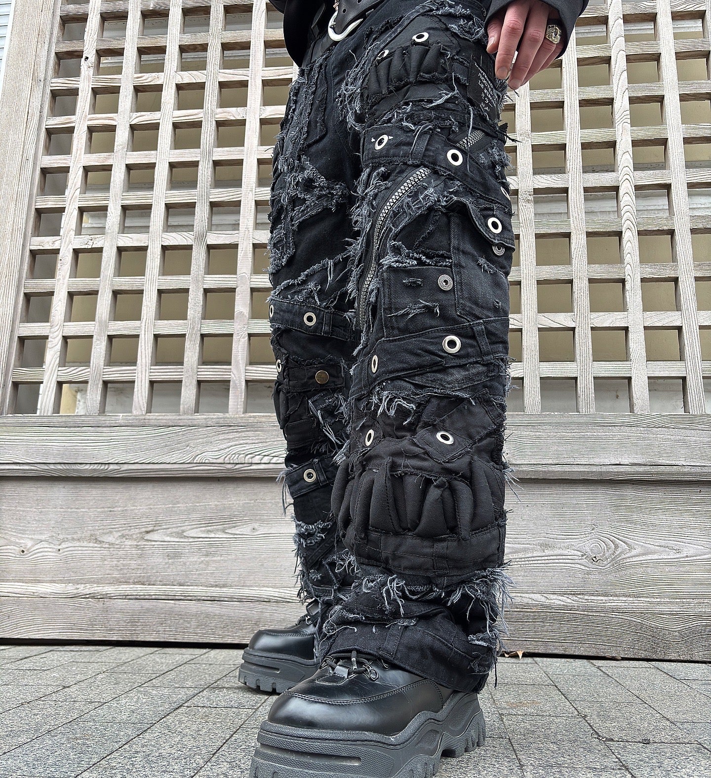 10DISTRESSED JAWS PANTS