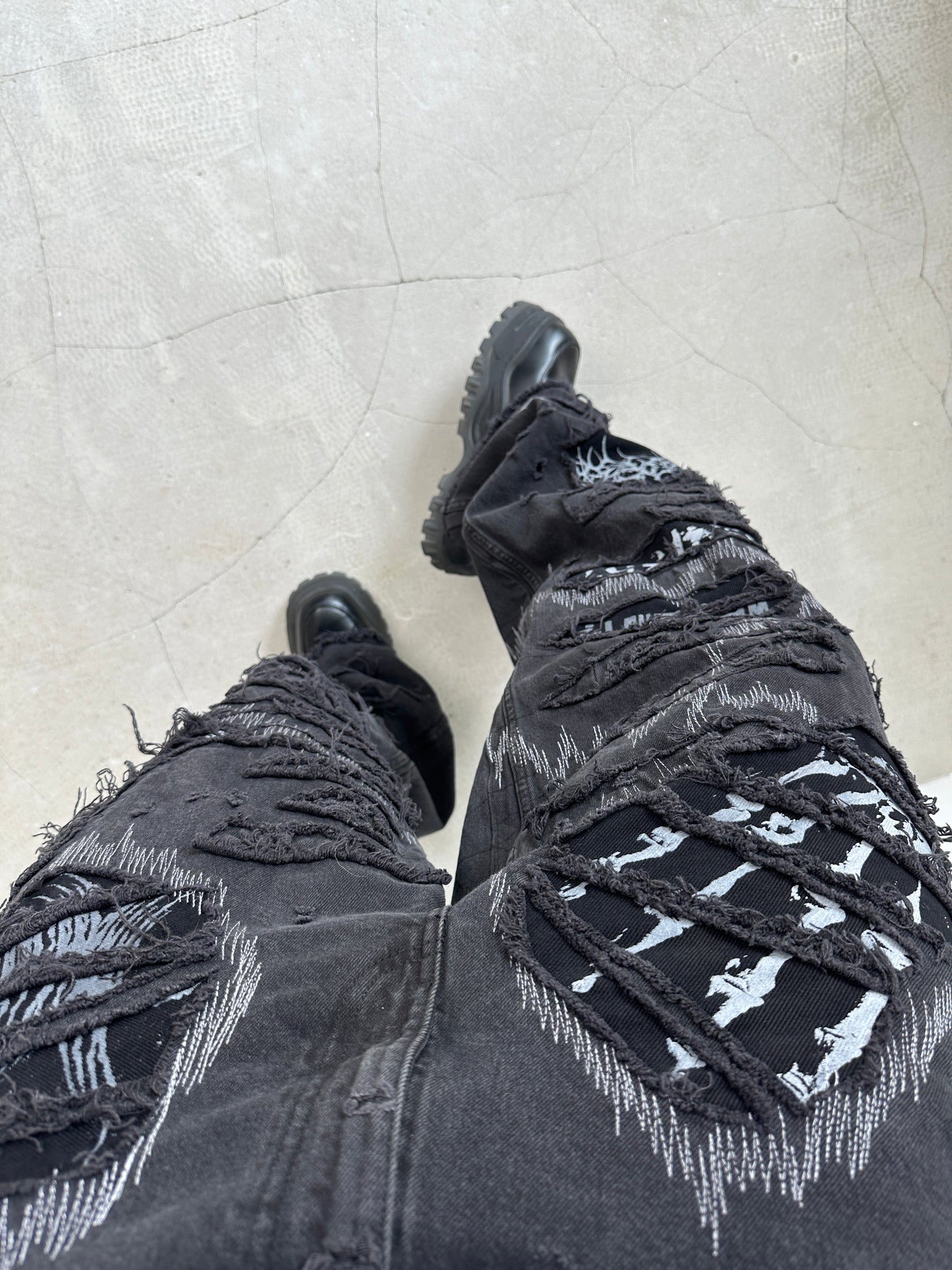 001/ DISTRESSED OBSCURA DENIM