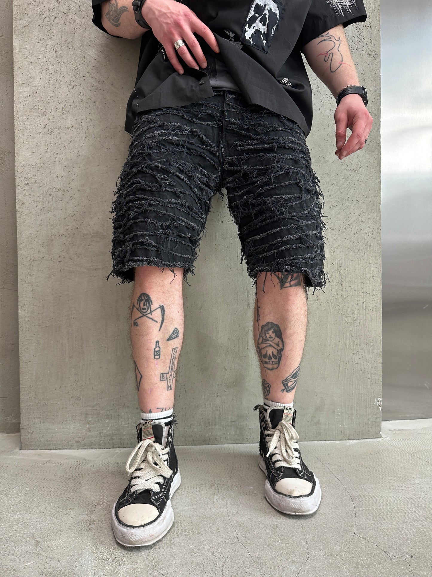 000/ FRAYED LINES DECONSTRUCTED SHORTS