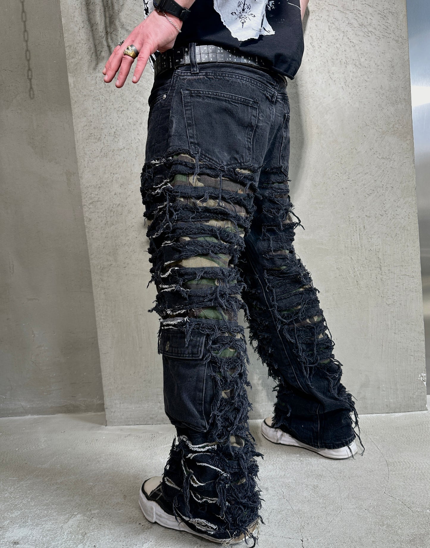 001/ WAR DISTRESSED CARGO PANTS