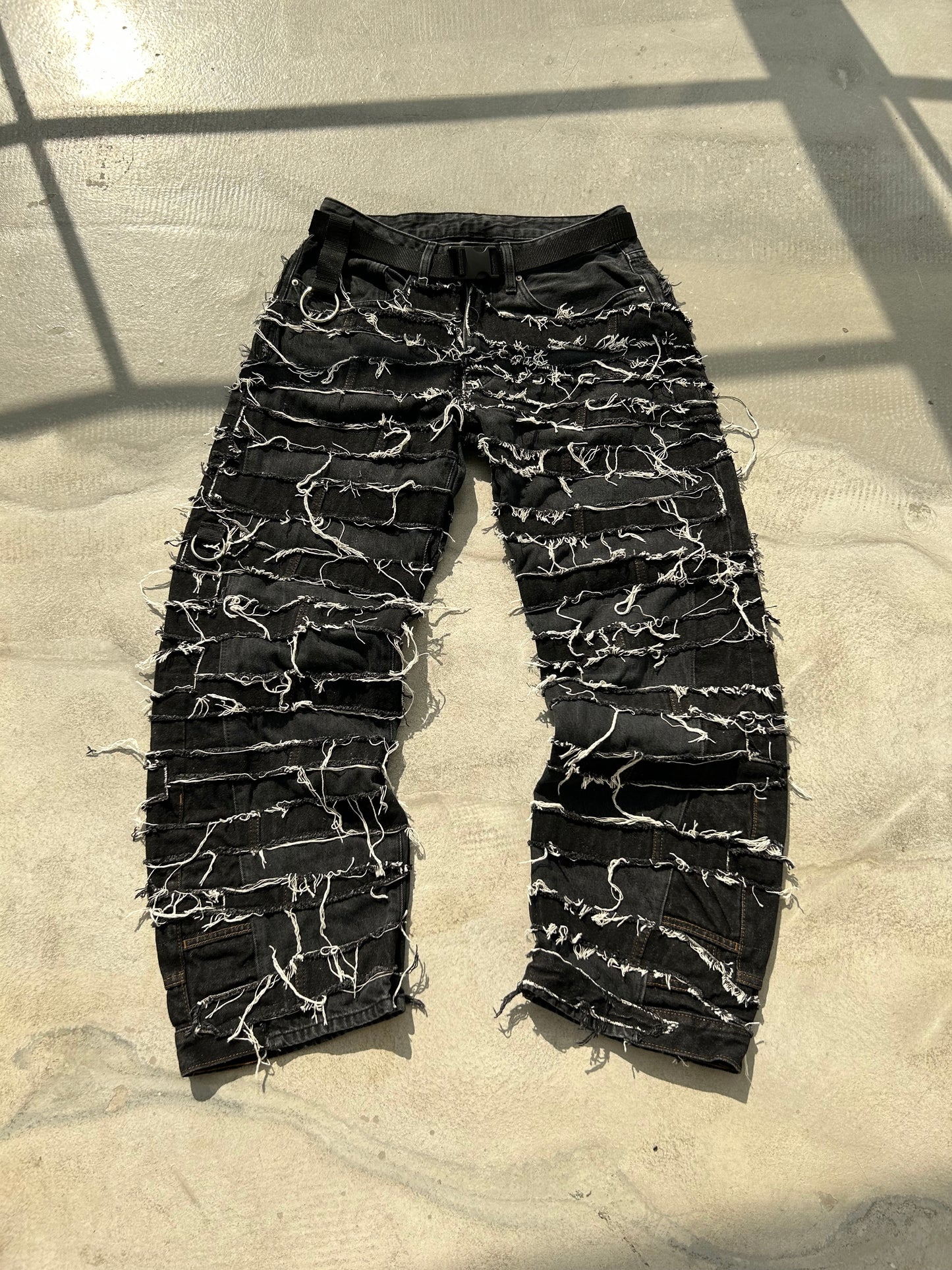 11DISTRESSED BAGGY PANTS