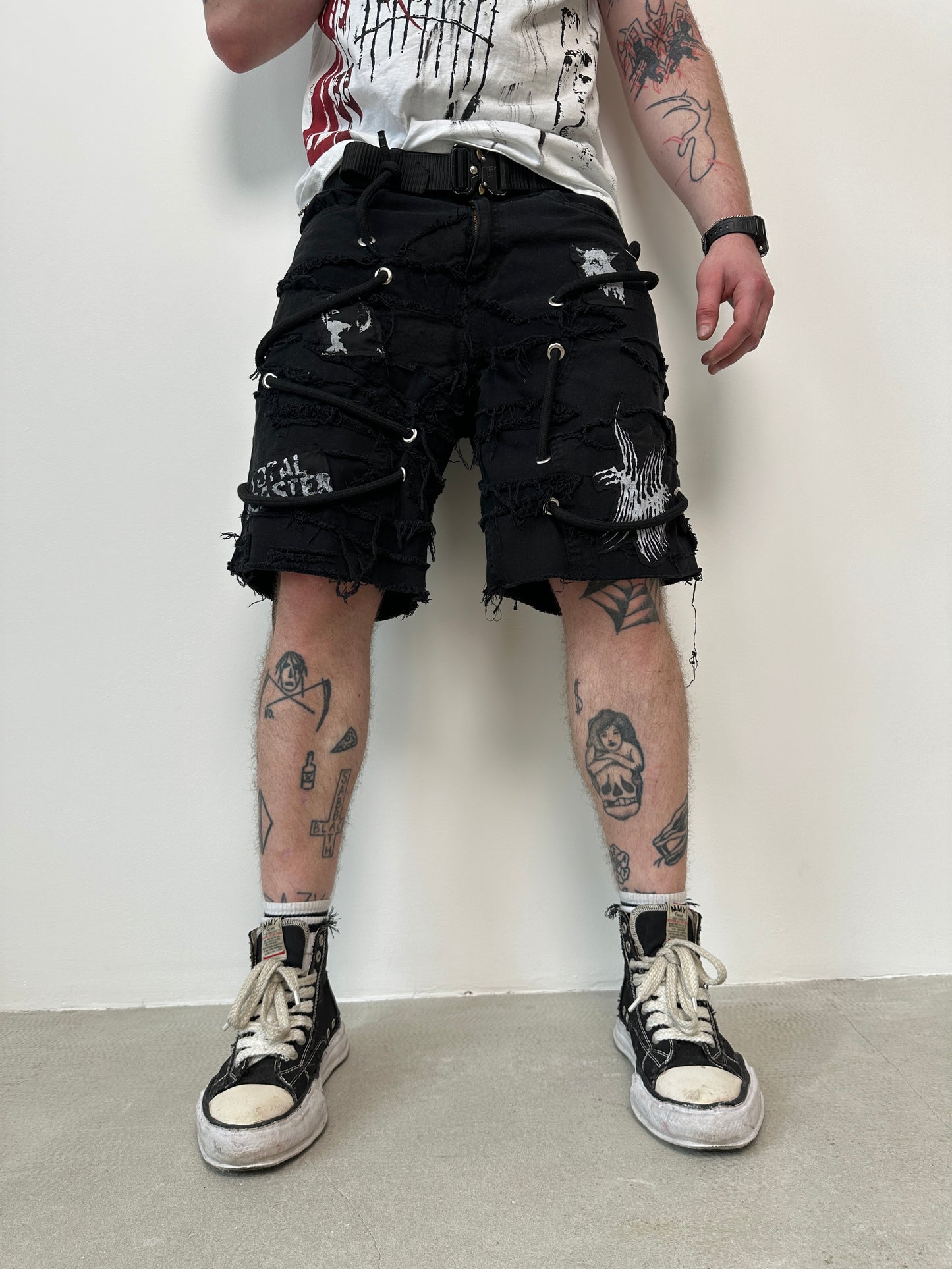 000/ GROMMET BOUND DECONSTRUCTED SHORTS