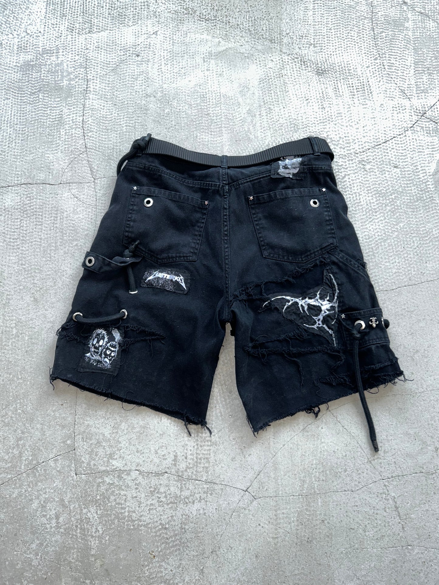 000/ GROMMET BOUND DECONSTRUCTED SHORTS