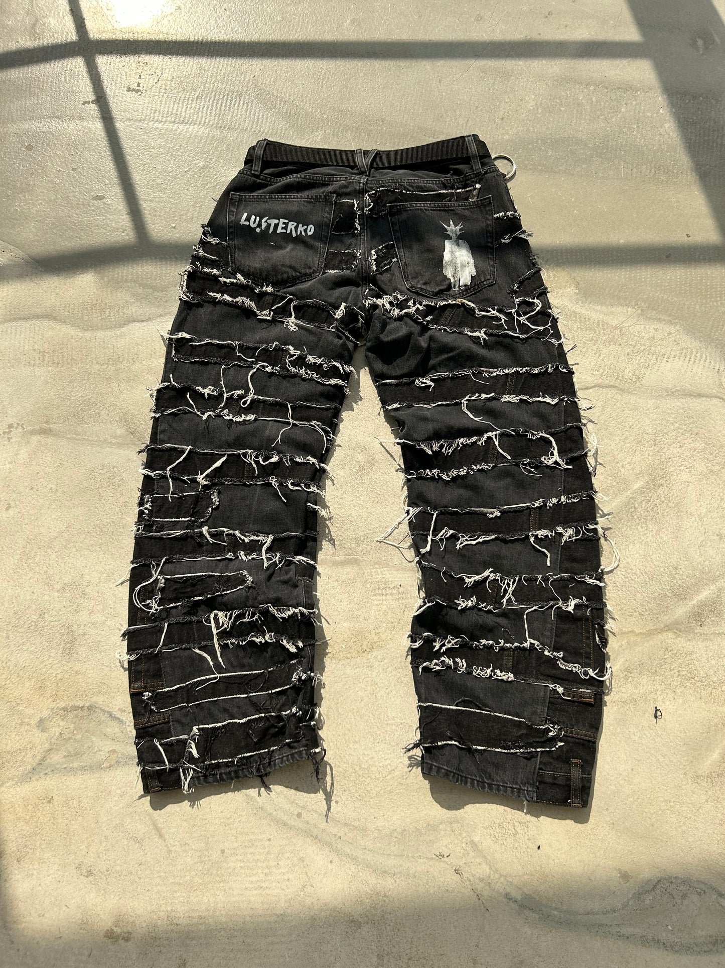 11DISTRESSED BAGGY PANTS