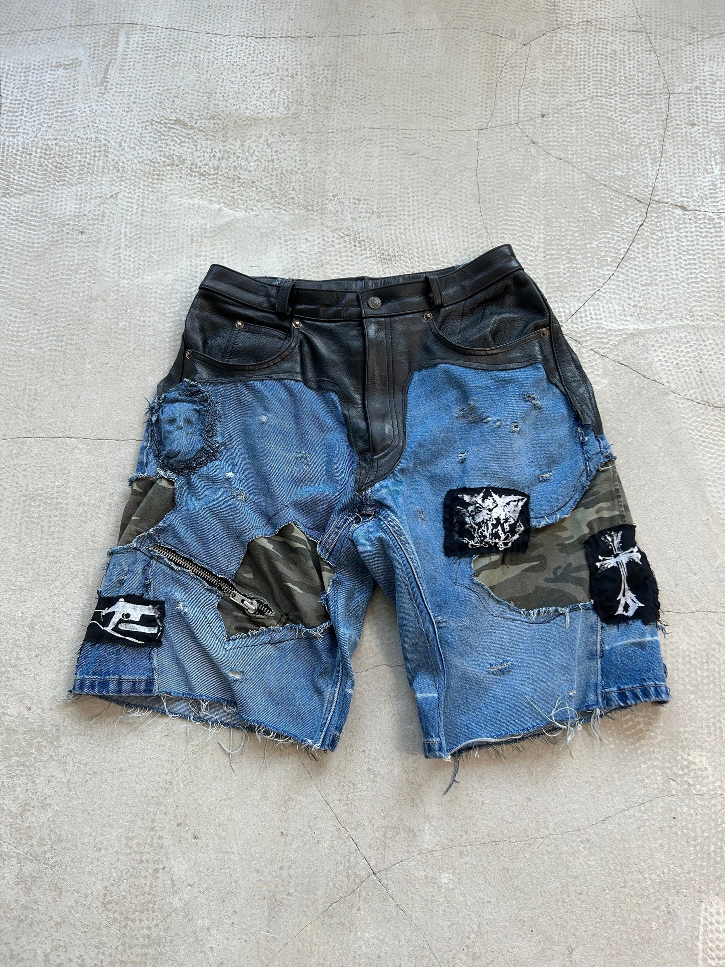 00/LEATHER DENIM SKULL SHORTS
