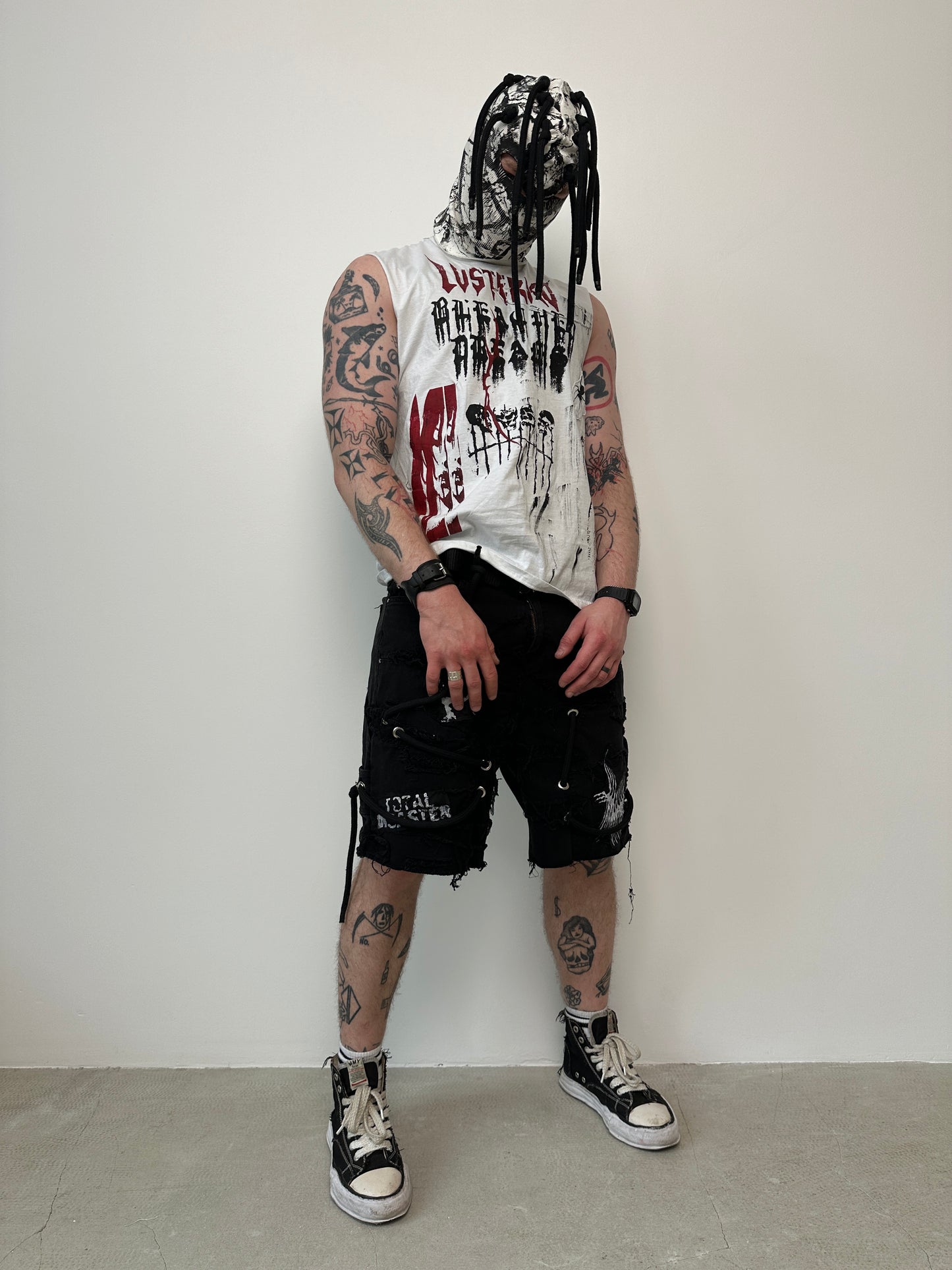 000/ GROMMET BOUND DECONSTRUCTED SHORTS